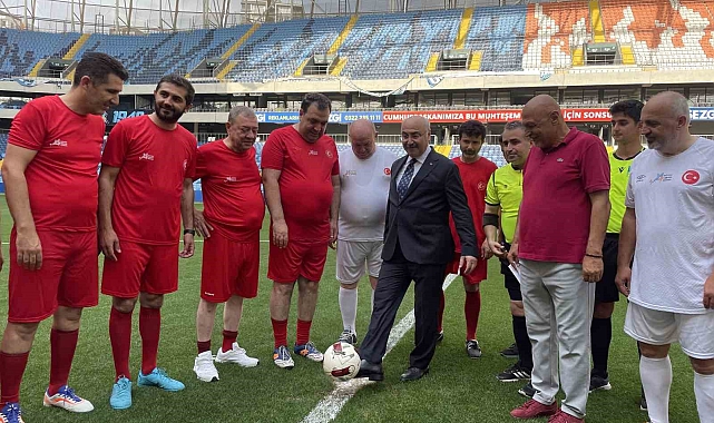 Spor basını, il protokolü ile gösteri maçında karşılaştı