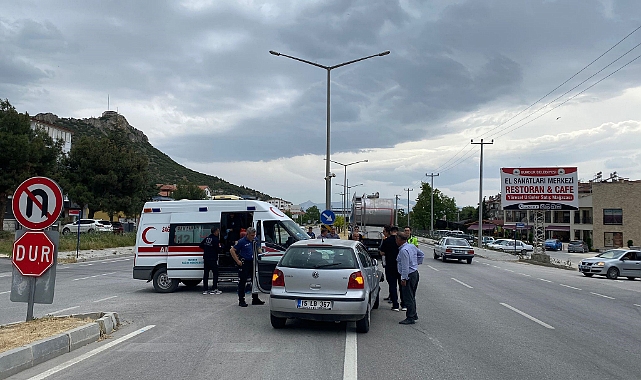 Süt kamyonuna çarpan otomobildeki 1 kişi yaralandı