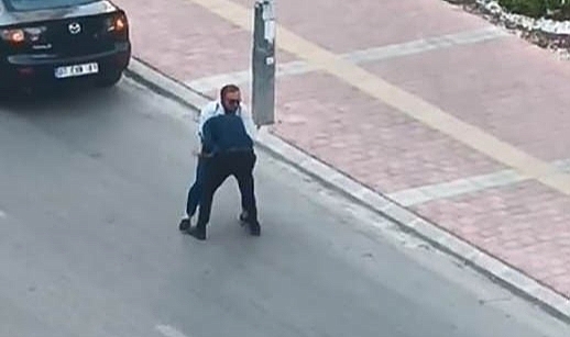 Tartıştığı sürücüyü yere yatırıp defalarca yumrukladı