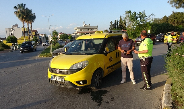 Ticari taksi ile motosiklet çarpıştı: 1 yaralı