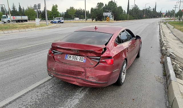 TIR otomobile arkadan çarptı