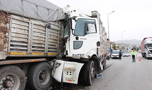TIR'a çarpan kamyonun sürücüsü yaralandı