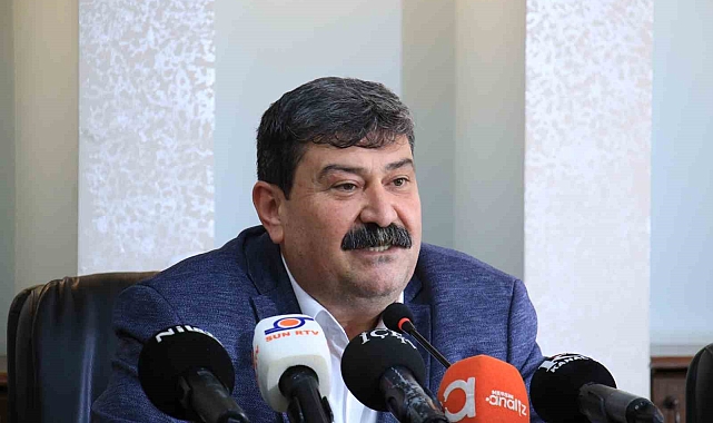 Toroslar Belediyesinin borçları belediye binasına asıldı