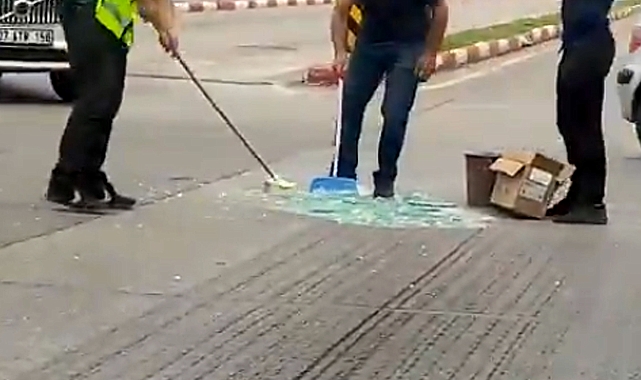 Trafik polisi yoldaki cam kırıklarını temizledi