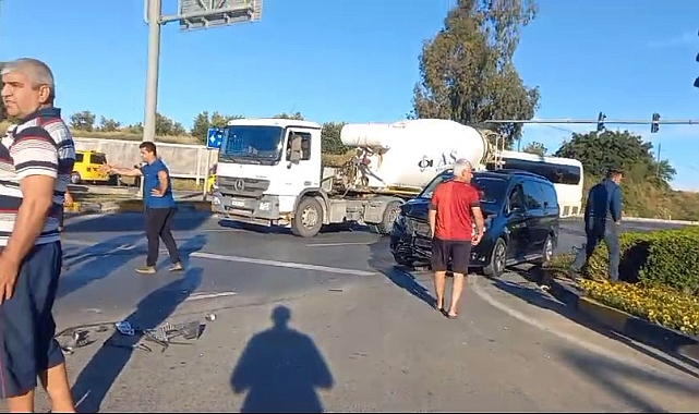 Tur minibüsü motosiklete çarptı, sürücü kask sayesinde hayatta kaldı:1 yaralı