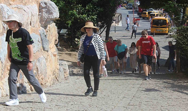 Hollanda Yolcu Gemisi Alanya'da: Turistler Tarihi Yerleri Geziyor