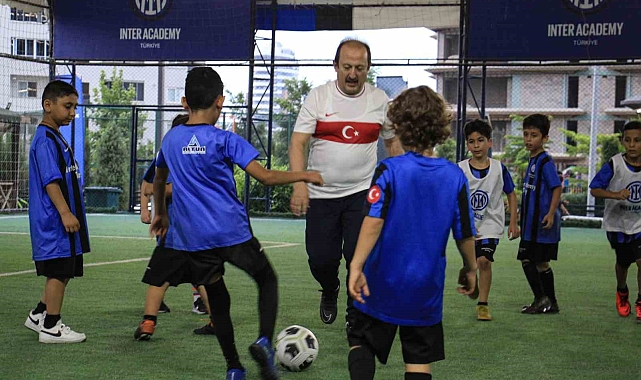 Vali Pehlivan, çocuklarla futbol oynadı