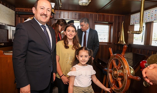 Vali Pehlivan, TCG Nusret Müze Gemisi'ni ziyaret etti