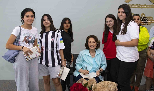 Yazar İpek Ongun, Mersin'de hayranlarıyla buluştu
