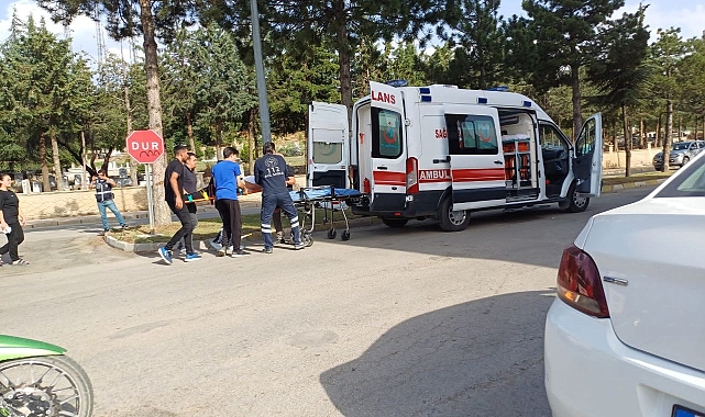 16 yaşındaki ehliyetsiz sürücünün kullandığı motosiklet ticari araçla çarpıştı: 1 yaralı