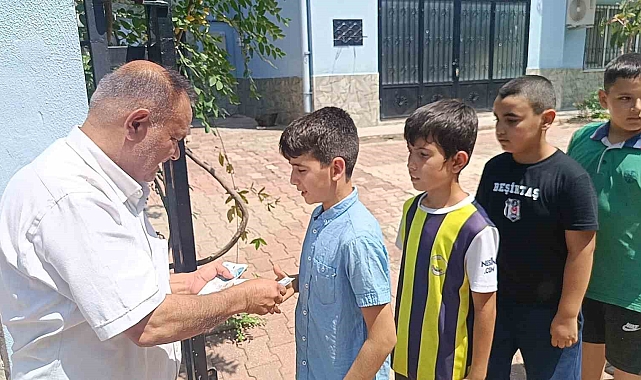 18 yıllık gelenek bozulmadı, çocuklar bu bayramda da harçlıklarını aldı