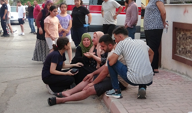 2 araç kafa kafaya çarpıştı, kazayı yara almadan atlatan çocuğuna sarıldı