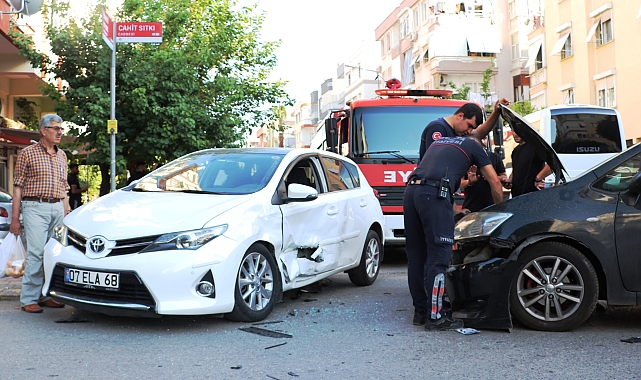 2 otomobil çarpıştı; 1 yaralı