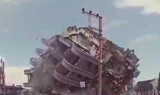 6 katlı bina iş makinesinin darbesiyle böyle yerle bir oldu