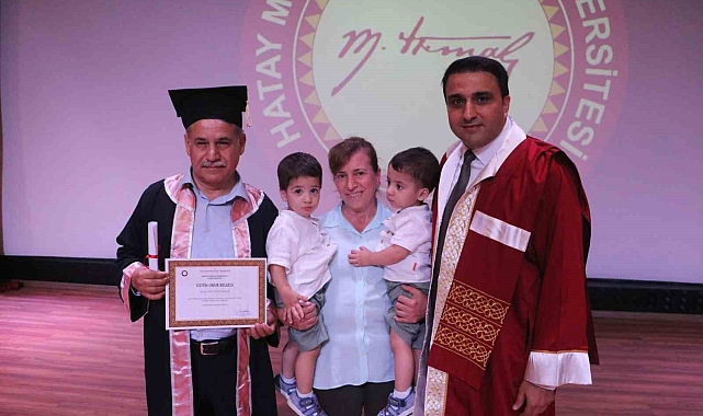 63 yaşındaki İsmail amca, 8. üniversite diplomasını bir buçuk yaşındaki ikiz evlatlarıyla aldı