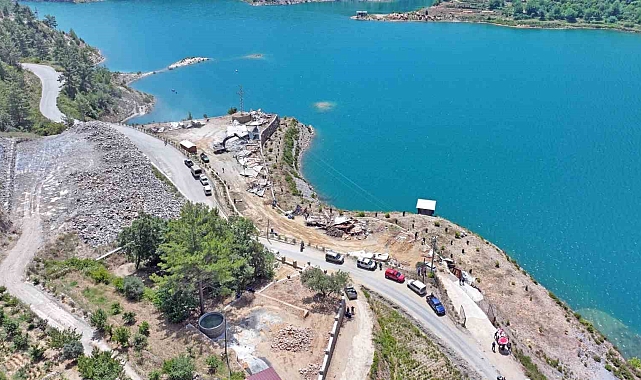 Alanya'da mutlak koruma alanındaki ruhsatsız 34 çardak ve betonarme inşaat yıkıldı