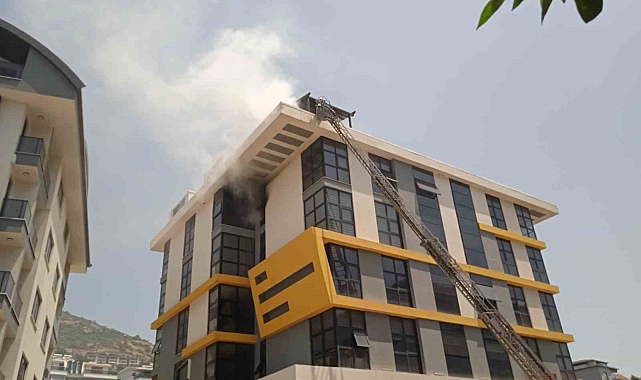 Alanya'da plazada çıkan yangın itfaiye ekiplerince söndürüldü