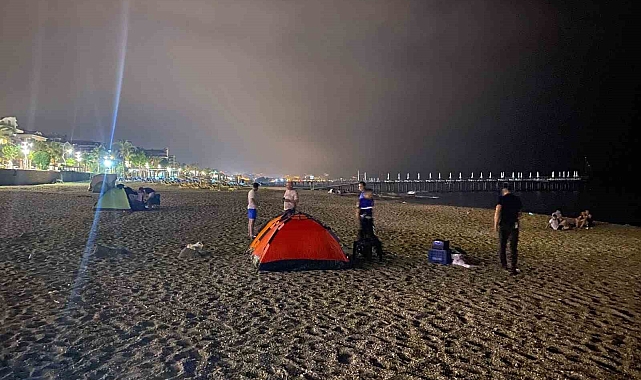 Alanya'da sahillerde ve banklarda yatanlara zabıta müdahalesi