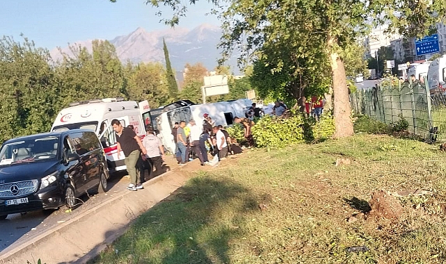 Antalya'da servis midibüsü devrildi: 1 ölü, 7 yaralı