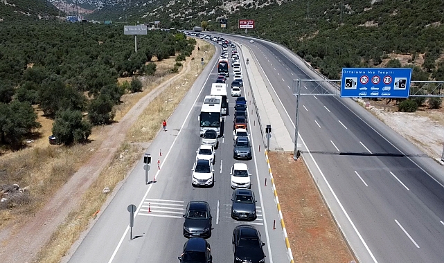 Antalya girişinde 5 kilometrelik bayram kuyruğu