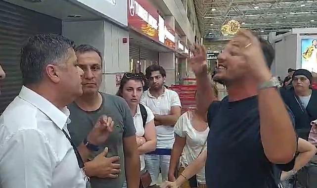 Antalya Havalimanı'nda yolcular uçak seferleri aksayan firmanın ofisini bastı