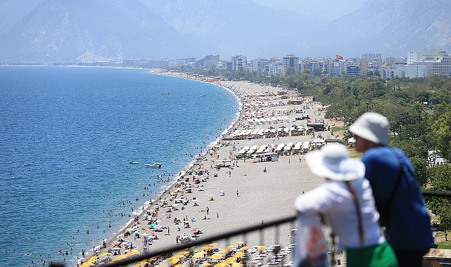 Antalya sahillerinde bayram tatili yoğunluğu devam ediyor