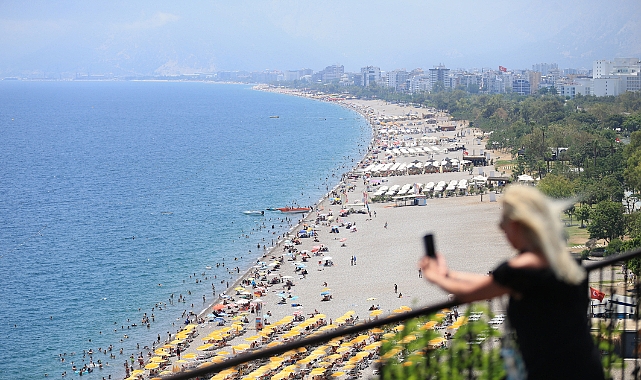 Antalya sahillerinde bayram tatili yoğunluğu sürüyor