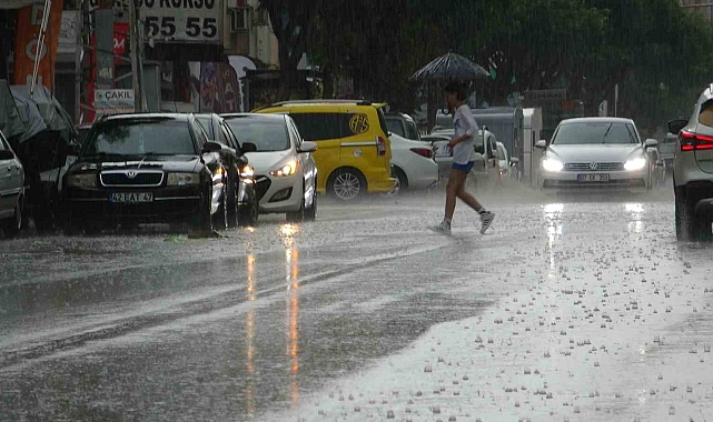 Antalya'da hava sıcaklığı 15 dakikada 16 derece birden düştü, kum fırtınası çıktı, ağaçlar devrildi