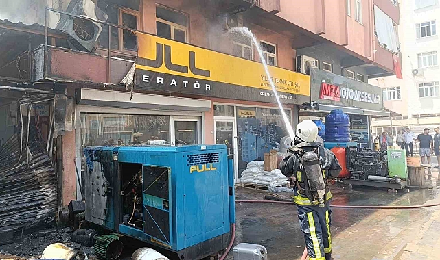 Antalya'da korkutan yangın, plastik deposuna sıçramadan söndürüldü
