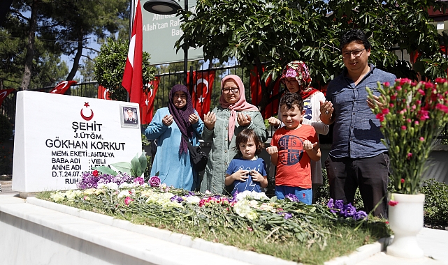 Antalya'da şehitlik ve mezarlıklarda ziyaretçi yoğunluğu