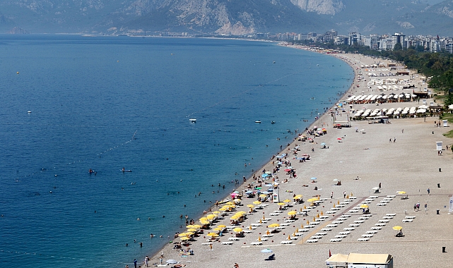 Antalya'da Termometreler 41 Dereceyi Gördü: Konyaaltı Sahili Turistlerle Dolup Taştı