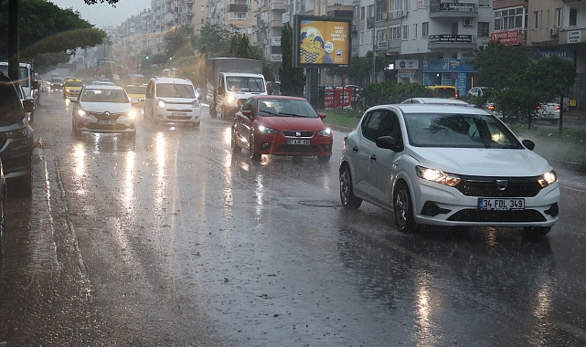 Antalya'da yağmur ve fırtına hayatı olumsuz etkiledi