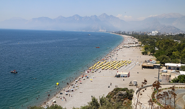 Antalya'da yoğun nem nedeniyle sıcaklık 6 derece yüksek hissedildi