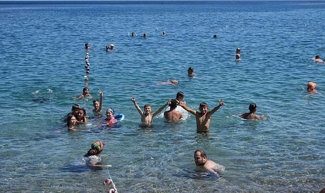 Araç termometreleri 48 dereceyi gösterdi, Antalya denize döküldü