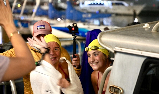 Aysu Türkoğlu ve Yasemin Altıntaş "20 Bridges Swim" yüzüşünü tamamladı