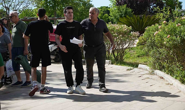 AYT'ye giren öğrencileri veliler dualarla uğurladı