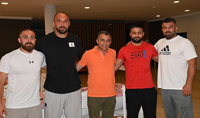Başkan Kara'dan güreşçilere ödül