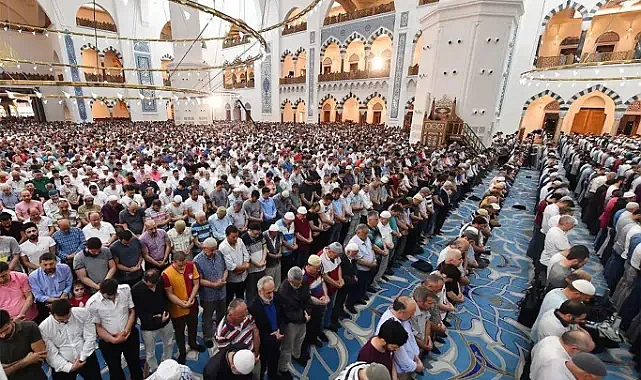 Bayram namaz ile başladı