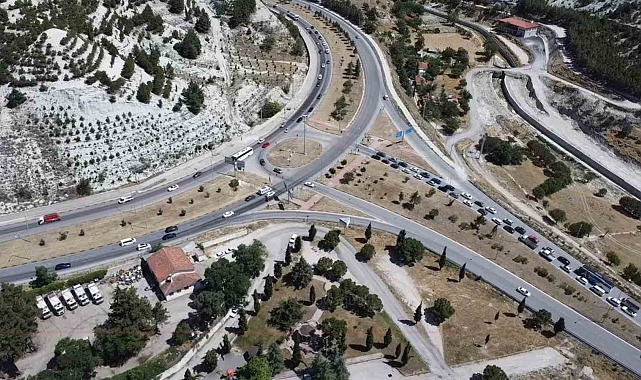 Bayram tatili sonrasında Antalya ve Fethiye yollarının bağlantı noktası olan Burdur'da trafik yoğunluğu oluştu