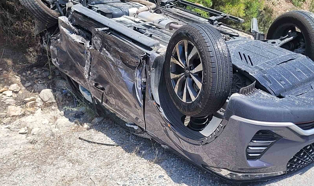 Bayram trafiğinde 3 araç birbirine girdi: 2 yaralı