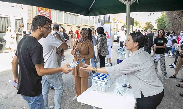Belediyeden sınav günü öğrenci ve velilere su desteği