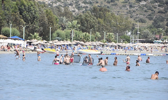 Bodrum'da hava sıcaklığı 38 dereceyi gördü, turistler sahile akın etti