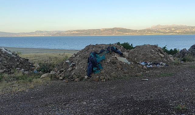 Burdur Gölü kenarına hafriyat ve atık döküldü