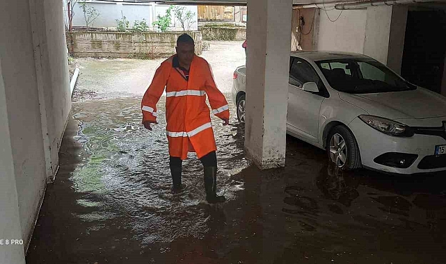 Burdur'da fırtına bir anda geldi, evlerin çatıları uçtu, yangın ve su baskınları oluştu