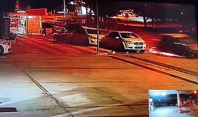 Burdur'da otomobilin park halindeki araçlara ve refüjdeki ağaca çarptığı anların görüntüsü ortaya çıktı