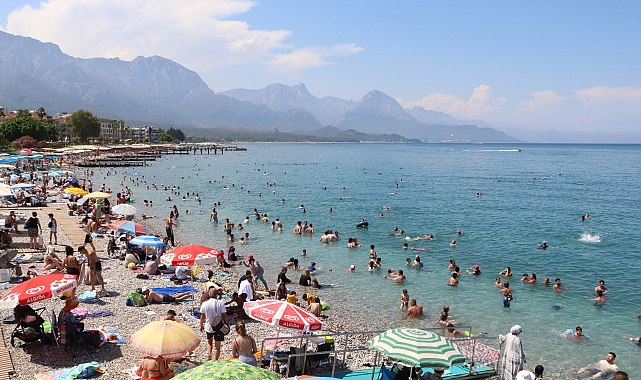 Cankurtaran denizde 5 kişiyi kurtardı, tatilciler 'kahraman' ilan etti