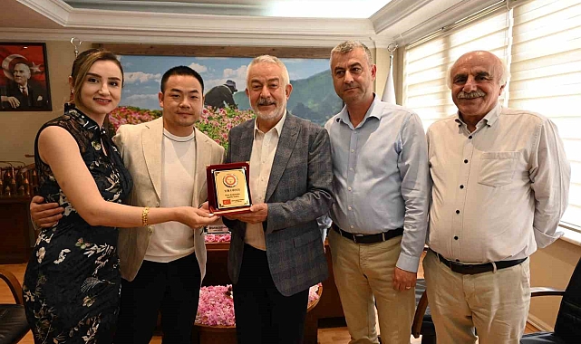 Çinli fenomen canlı yayında Isparta gülünü tanıttı