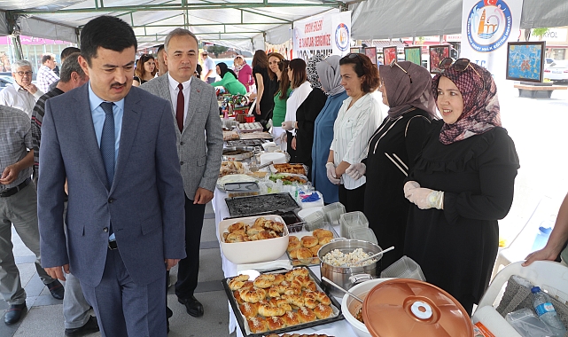 Çocuk evlerinde kalan öğrencilerin eserleri sergilendi