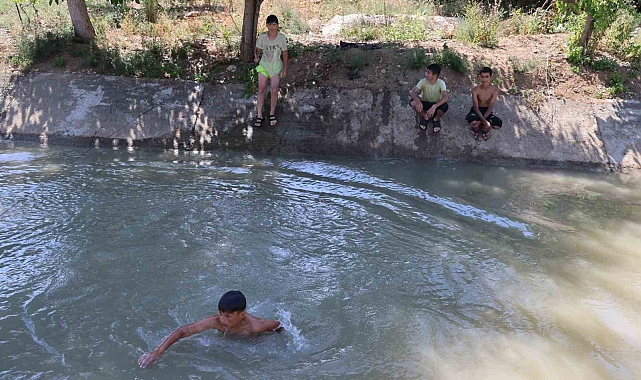 Çocuklar serin olduğu için sulama kanalını tercih ediyor