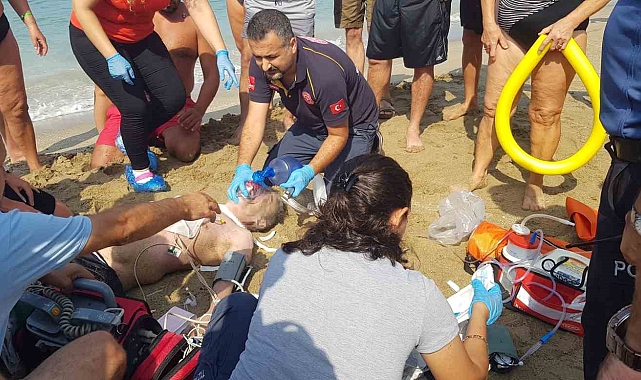 Denizde boğulma tehlikesi geçiren adam kalp masajı ve elektro şokla hayata döndürüldü
